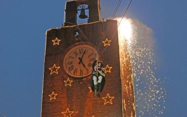 <b>IN PIAZZA. </b>La Befana scende gi&ugrave; dalla Torre grazie ai vigili del fuoco 