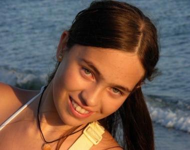 Un bel primo piano di Chiara e, nella foto centrale, la studentessa durante le vacanze    