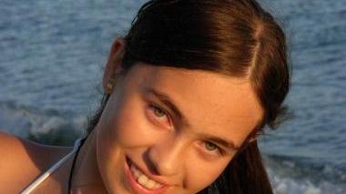 Un bel primo piano di Chiara e, nella foto centrale, la studentessa durante le vacanze