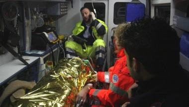 Il ladro sulla lettiga in ambulanza. In basso la corda di coperte usata dai topi d’appartamento