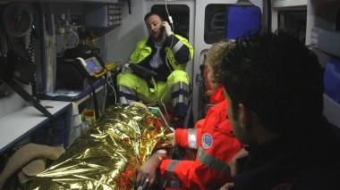 Il ladro sulla lettiga in ambulanza. In basso la corda di coperte usata dai topi d’appartamento