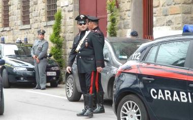 Carabinieri e Guardia di finanza davanti al carcere il giorno degli arresti per Fictio iuris 