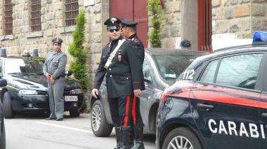 Carabinieri e Guardia di finanza davanti al carcere il giorno degli arresti per “Fictio iuris”