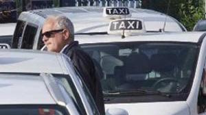 Tassista sequestrato per mezz’ora e rapinato di taxi e portafoglio