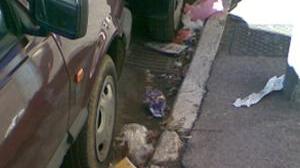 Sporco in strada e cassonetti colmi