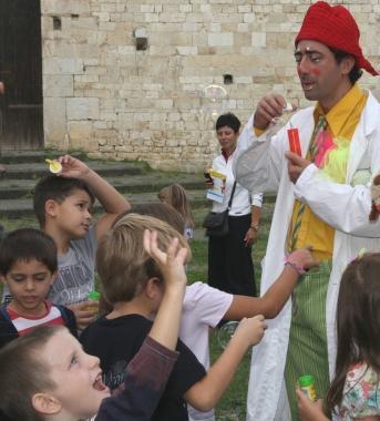Magia e clown per le vie di Suvereto