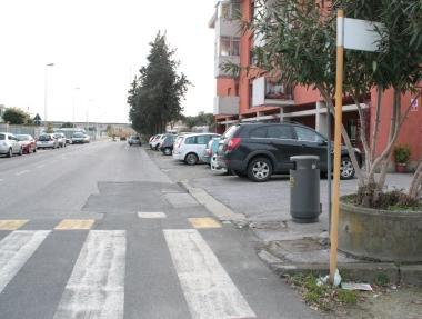 La fermata degli autobus targati Atl in via Russo 