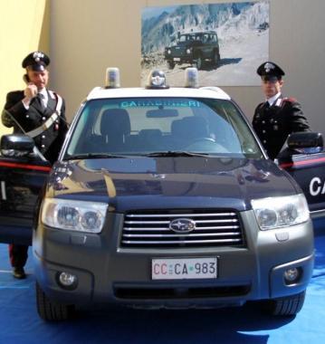 Una pattuglia dei carabinieri: i militari hanno confiscato unAudi A3  