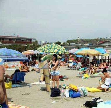 Operazione restyling alle spiagge libere: raddoppiano i servizi, le docce e i chioschi si allargano
