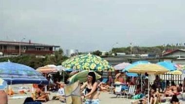 Operazione restyling alle spiagge libere: raddoppiano i servizi, le docce e i chioschi si allargano