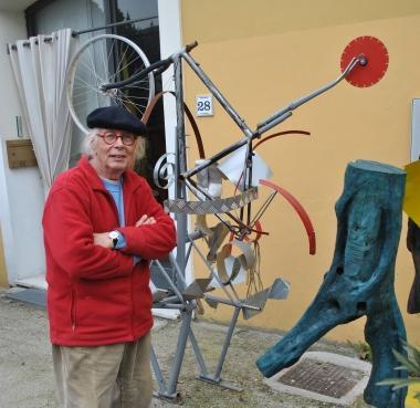 Alex Milani in mezzo ad alcune delle sue opere  