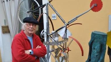 Alex Milani in mezzo ad alcune delle sue opere