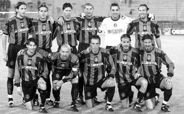 <b>2001-02. </b>Frati e Cagnale sono il terzo e il quinto accosciati da sinistra 