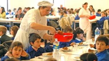Alunni a pranzo nella mensa scolastica di via Torino