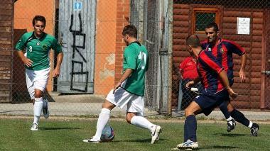 Un’azione del derby giocato nella prima giornata di andata tra Ponsacco e Tuttocuoio al Comunale