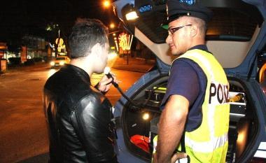<b>CONTROLLI.</b> Un giovane soffia nelletilometro della polizia    