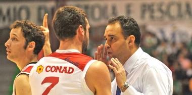 <b>UNA VITA FA.</b> Paolo Moretti d&agrave; istruzioni a Guido Rosselli: domani (palla a due alle 19) saranno avversari 