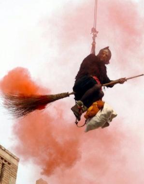In volo, in carrozza, a piedi o sui pattini la Befana si fa in mille