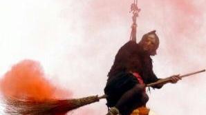 In volo, in carrozza, a piedi o sui pattini la Befana si fa in mille