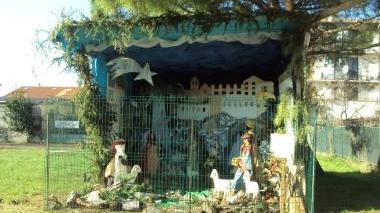 A sinistra il presepe in un giardino al Guado A destra, i presepi alla parrocchia di San Pio X e nel chiostro di S. Domenico