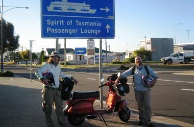 Da sinistra Andrea Buonaguidi ed Emiliano Grasso allimbarco per il viaggio in Tasmania per celebrare i 150 anni dellunit&agrave; dItalia           