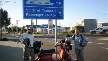Da sinistra Andrea Buonaguidi ed Emiliano Grasso all’imbarco per il viaggio in Tasmania per celebrare i 150 anni dell’unità d’Italia