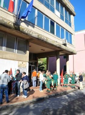 Sopra un cantiere per la bonifica dei fossi, accanto la manifestazione di novembre dei lavoratori e delle ditte dellindotto che operano per lUnione dei Comuni 