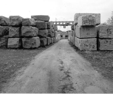 Un piazzale di deposito del marmo