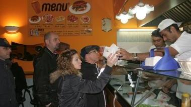 Un punto vendita di kebab e a destra una spiaggia libera