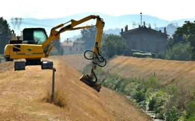 Sopra mezzi del consorzio al lavoro su un argine       