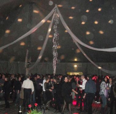 Il sindaco Marco Buselli. Sopra la festa organizzata nel 2009 sul Colle 