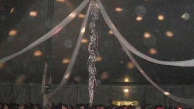 Il sindaco Marco Buselli. Sopra la festa organizzata nel 2009 sul Colle