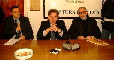 Il vice questore Di Ruberto e il responsabile delle volanti Amore mentre mostrano la pistola 