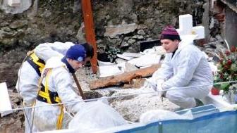 Forno, portate via le prime salme