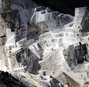 Una veduta dei bacini marmiferi    