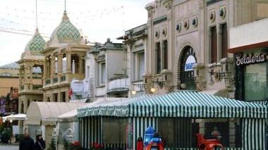 <b>OGGI E DOMANI.</b> Le verande oggi in Passeggiata A lato: il rifacimento delle aiuole nel progetto finanziato da Regione e Comune