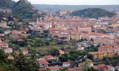 Una panoramica di Massa: il comune dovr&agrave; trovare soldi tra gli evasori Ici 