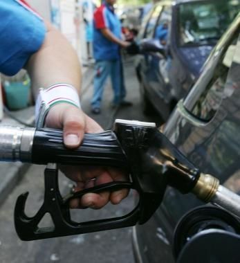 Benzina, 6 euro in più per un pieno