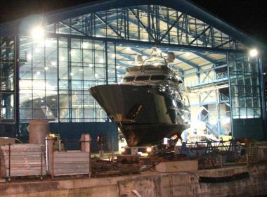 Ennio Bonomo (Codecasa) annuncia lapertura del nuovo cantiere a Pisa per un investimento di 20 milioni A sinistra una barca viene traslocata (luned&igrave; 3 gennaio) nel cantiere Azimut in Darsena 