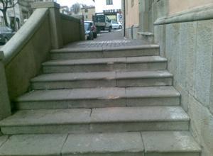 Vandali sulle scale del Comune
