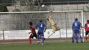 Un intervento spettacolare del portiere Strambi
