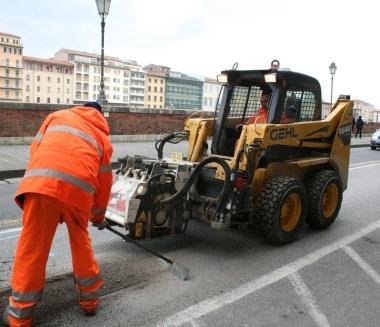 Si riparano le buche nel tratto compreso tra piazza San Sepolcro e piazza XX Settembre 