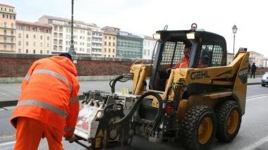 Si riparano le buche nel tratto compreso tra piazza San Sepolcro e piazza XX Settembre