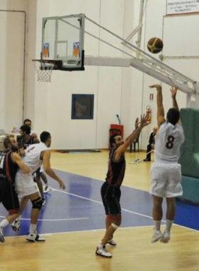 Unazione di un match interno del Basket Cecina 