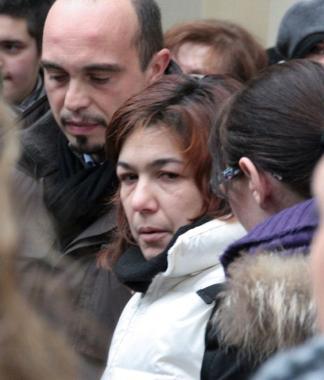 Sopra unimmagine di Chiara durante le vacanze. A sinistra i genitori distrutti dal dolore durante il funerale e a destra due momenti della cerimonia   