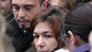 Sopra un’immagine di Chiara durante le vacanze. A sinistra i genitori distrutti dal dolore durante il funerale e a destra due momenti della cerimonia