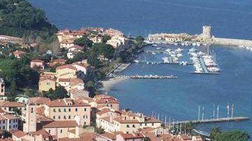 Una veduta aerea dell’abitato di Marciana Marina