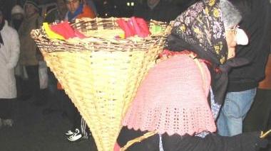 La befana in azione in montagna