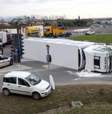 Tir francese si rovescia Traffico in tilt per ore