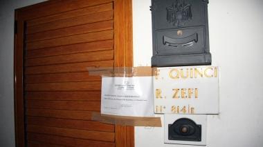 <b>SOTTO SEQUESTRO.</b> I sigilli apposti all’abitazione dei Quinci di via Matteotti a Stiava